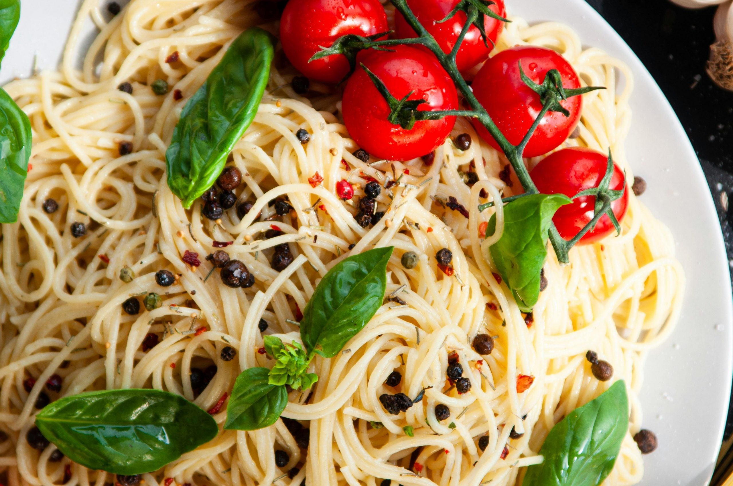 spaghetti with cherry tomatoes and spinach